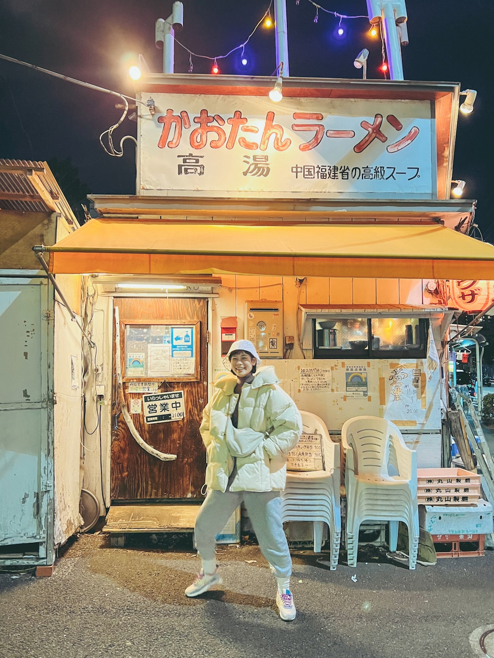 ホワイト系のダウンジャケット/コート、ブラウン系のニット/セーター、ホワイト系のボディバッグ/ウエストポーチを着用したレディースの冬コーディネートの2枚目の写真