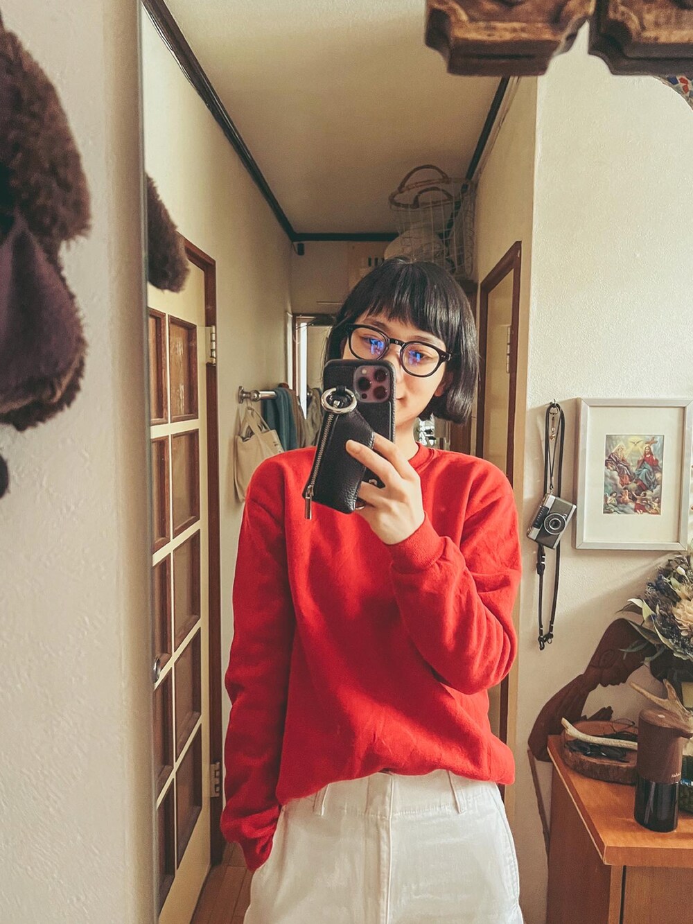 「赤、カジュアルコーデ、春服、シンプル、春カラー、パンツスタイル、休日コーデ、カラーコーデ、カラーパレット、メガネ女子、大人女子、黒縁メガネ、古着MIX」｜「UNIQLOのアイテム（カーゴパンツ、ピンク系）」を使った、さかいひろみさん（レディース・164cm）の冬コーディネートの2枚目の写真
