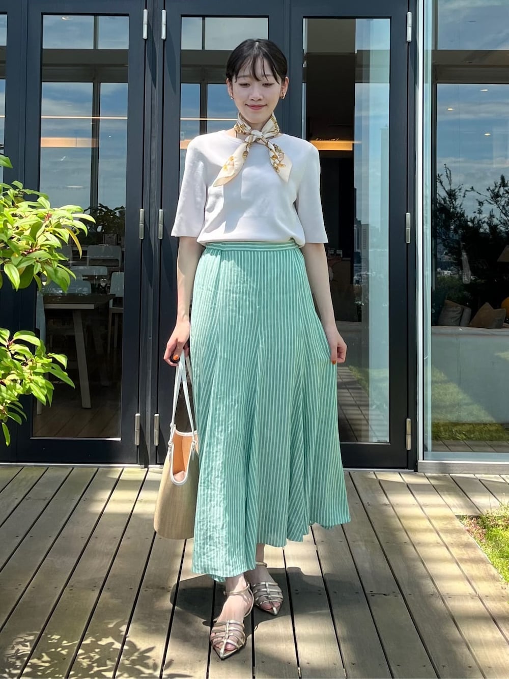 ベージュ系のストール/ショールを着用したレディースの夏コーディネートの2枚目の写真