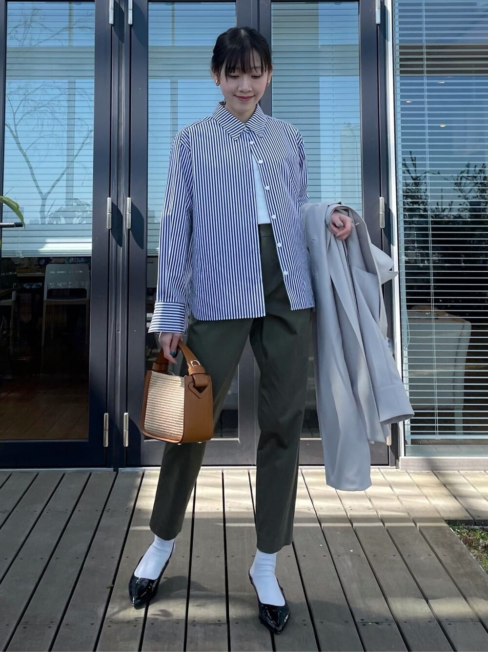 ブルー系のシャツ/ブラウスを着用したレディースの春コーディネートの3枚目の写真