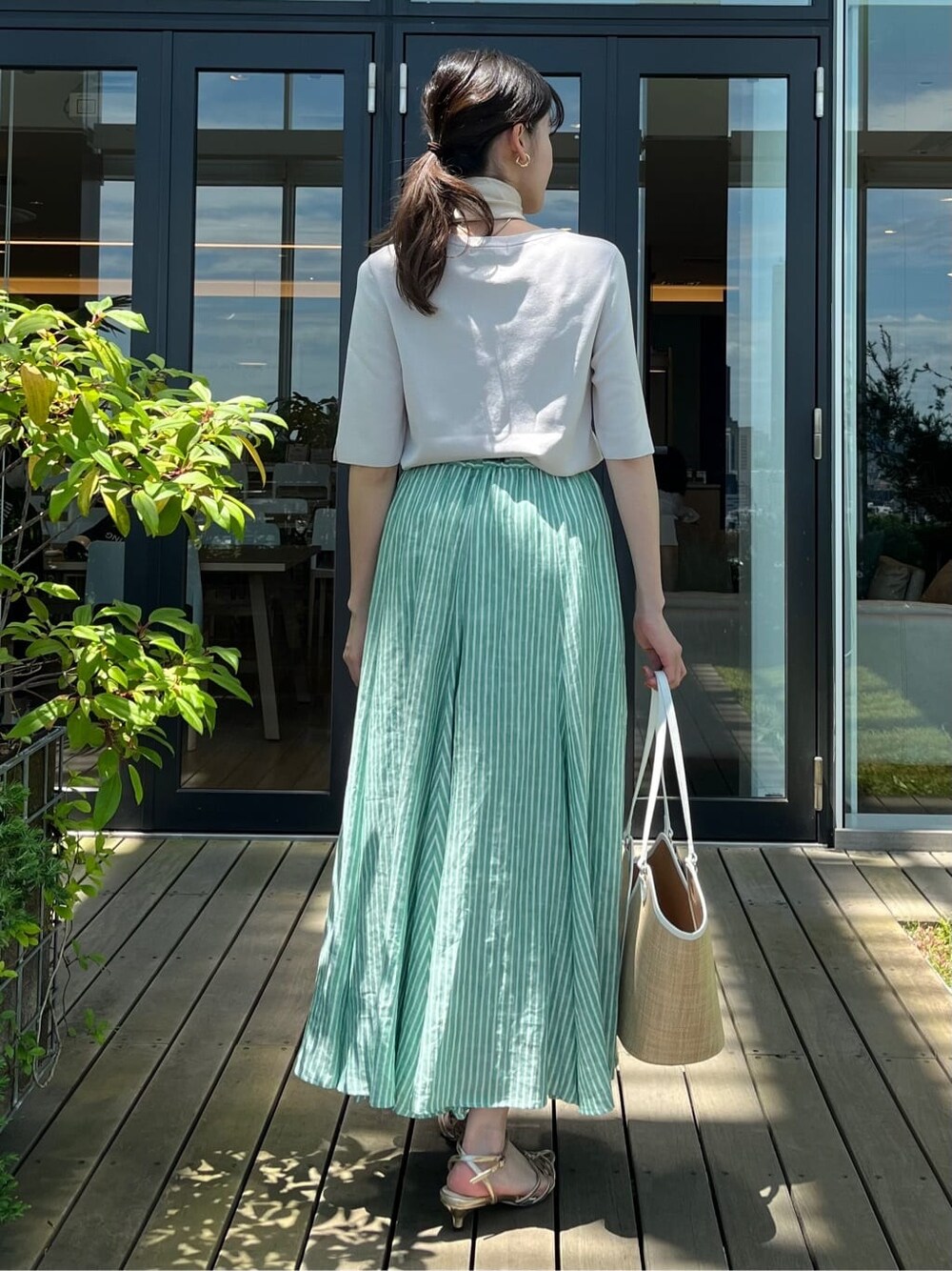 ベージュ系のストール/ショールを着用したレディースの夏コーディネートの8枚目の写真