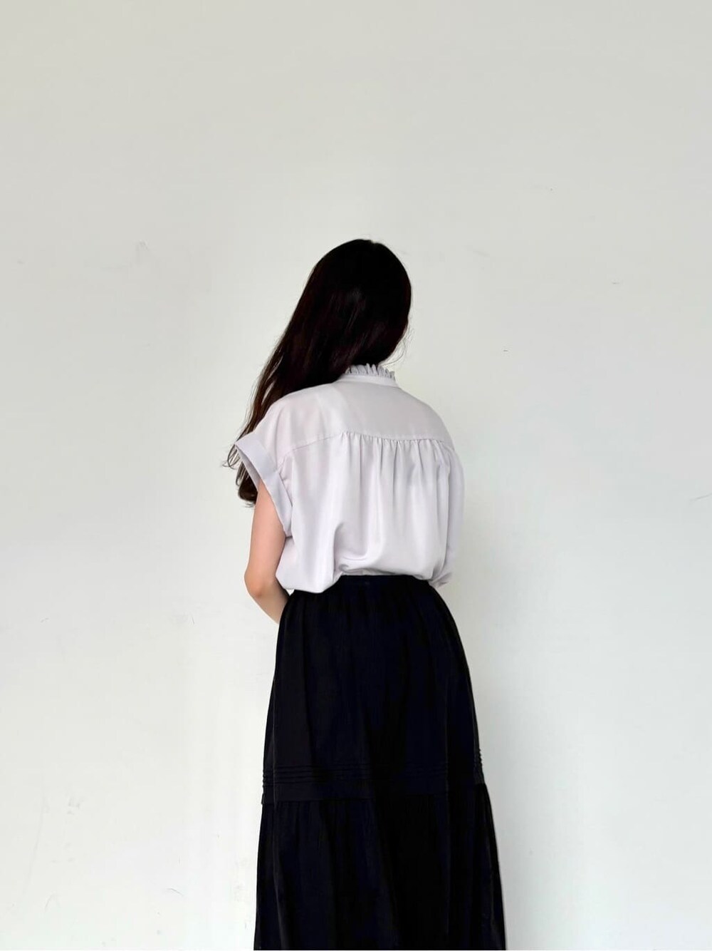 グレー系のシャツ/ブラウス、ブラック系のショルダーバッグ、ブラック系のスカートを着用したレディースの春コーディネートの8枚目の写真