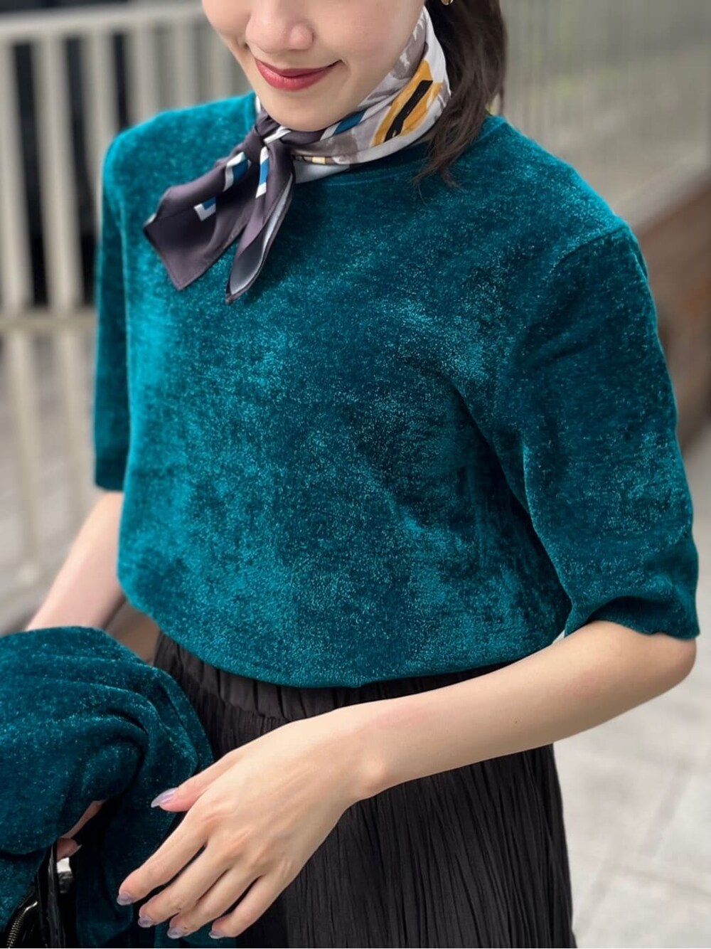 グレー系のストール/ショールを着用したレディースの秋コーディネートの6枚目の写真