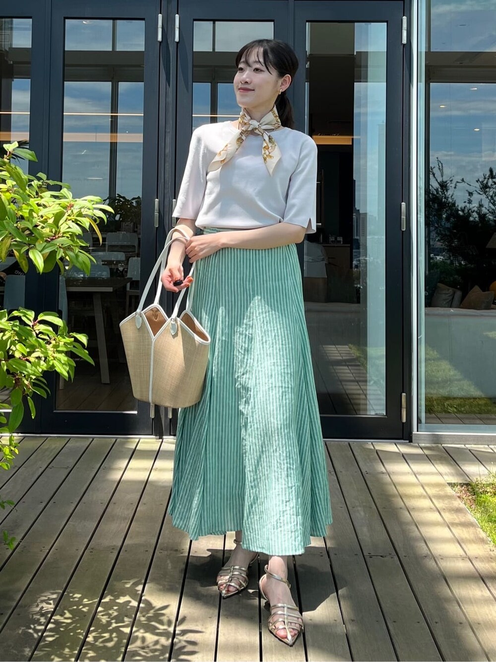 ベージュ系のストール/ショールを着用したレディースの夏コーディネートの4枚目の写真