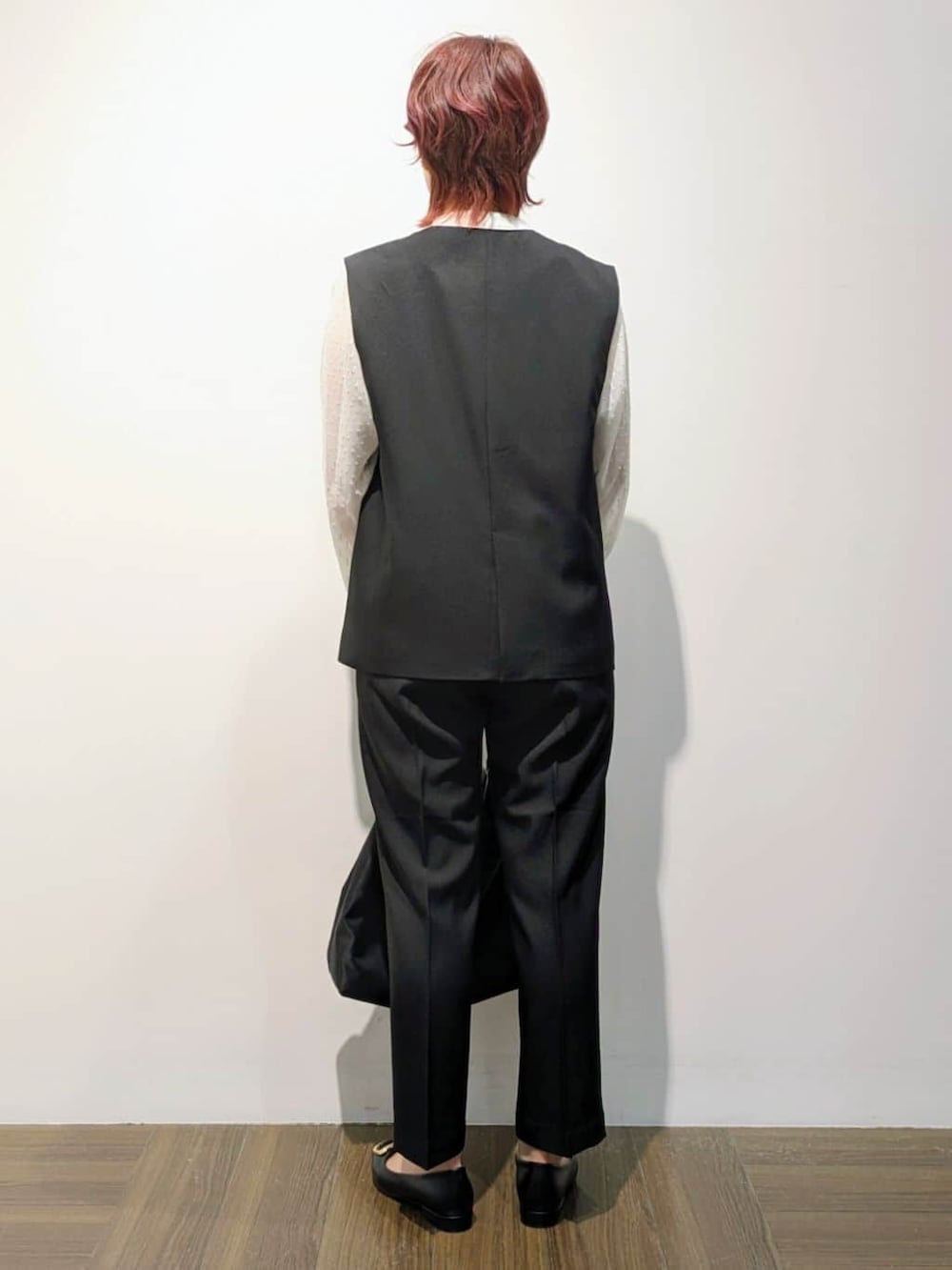 ブラック系のベスト、ホワイト系のシャツ/ブラウス、ブラック系のその他パンツを着用したレディースの春コーディネートの4枚目の写真