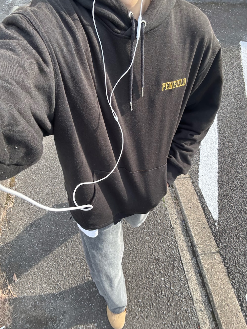 ブラック系のパーカー、ブラック系のデニムパンツ、ブラック系のシャツ/ブラウスを着用したメンズの春コーディネートの2枚目の写真