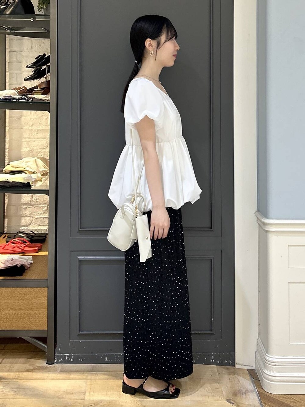 その他のスカート、ブラック系のパンプス、ホワイト系のシャツ/ブラウスを着用したレディースの夏コーディネートの2枚目の写真
