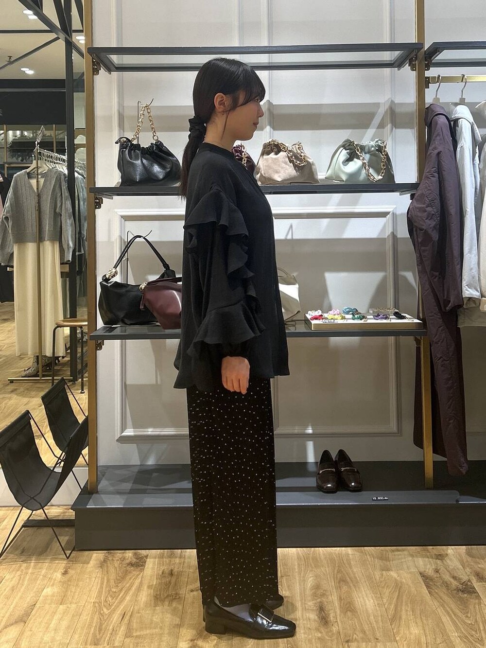 その他のスカート、ブラック系のシャツ/ブラウスを着用したレディースの冬コーディネートの3枚目の写真