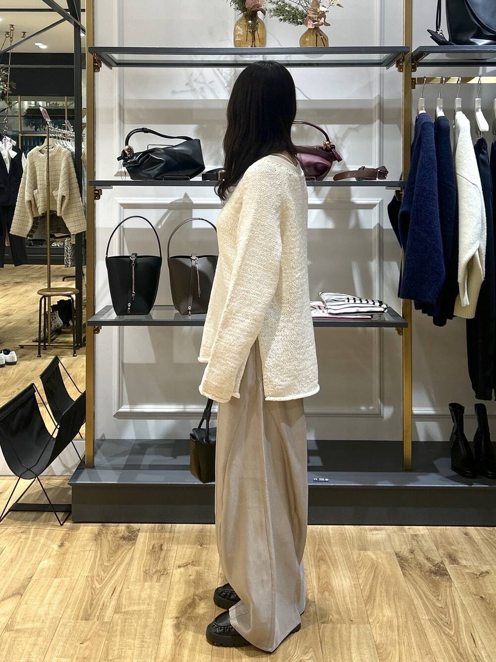 ベージュ系のその他パンツ、ブラック系のローファー、ホワイト系のニット/セーターを着用したレディースの冬コーディネートの4枚目の写真