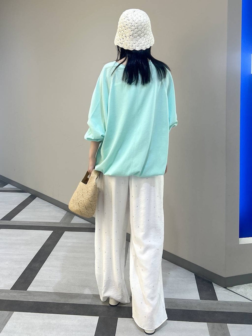 グリーン系のカーディガン/ボレロ、ホワイト系のパンプス、ホワイト系のその他パンツを着用したレディースの春コーディネートの2枚目の写真