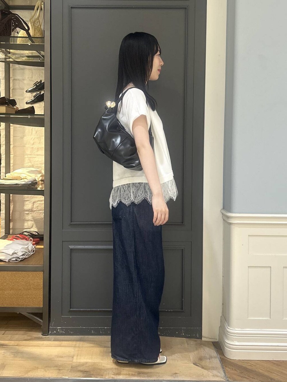 ブルー系のデニムパンツ、ホワイト系のパンプスを着用したレディースの夏コーディネートの2枚目の写真