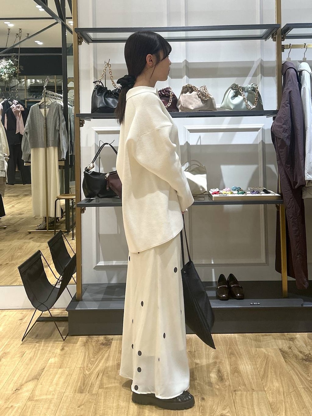 ホワイト系のニット/セーター、ブラック系のローファー、ホワイト系のTシャツ/カットソーを着用したレディースの冬コーディネートの4枚目の写真