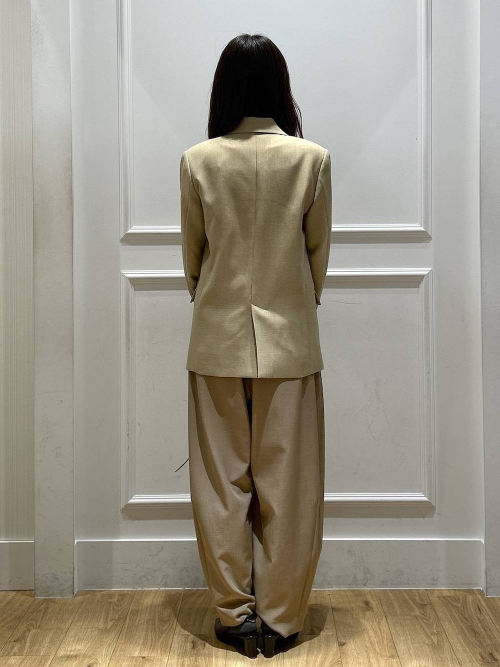 ベージュ系のスラックス、ベージュ系のテーラードジャケットを着用したレディースの春コーディネートの3枚目の写真