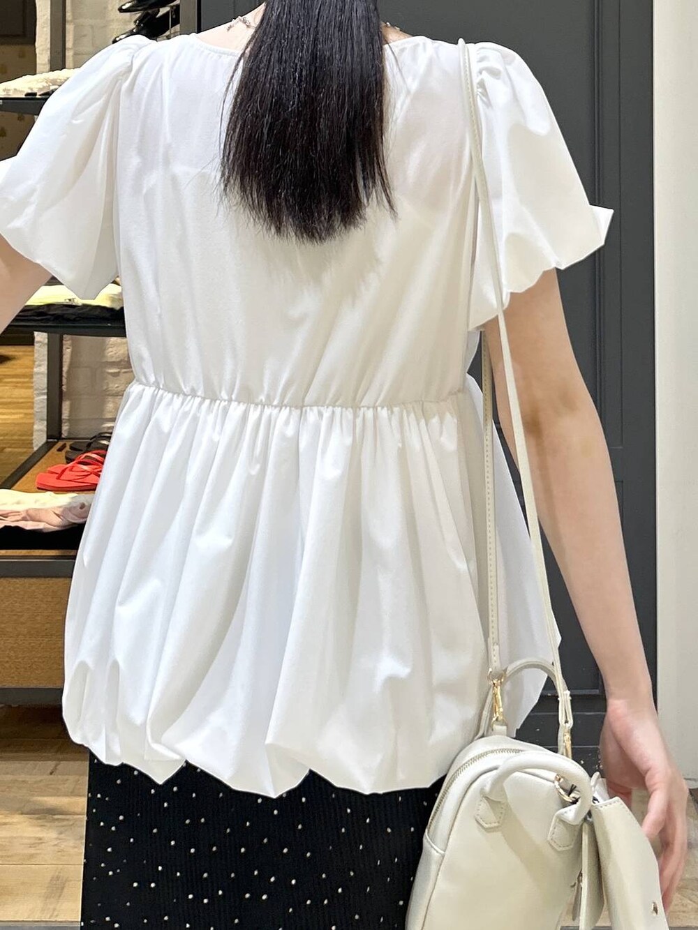 その他のスカート、ブラック系のパンプス、ホワイト系のシャツ/ブラウスを着用したレディースの夏コーディネートの5枚目の写真