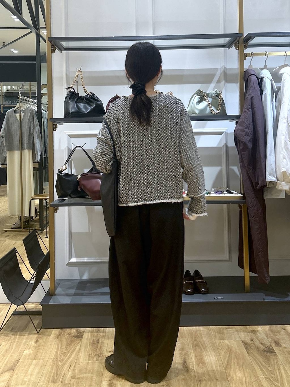 ブラック系のスラックス、ブラック系のローファー、ブラック系のノーカラージャケットを着用したレディースの冬コーディネートの3枚目の写真