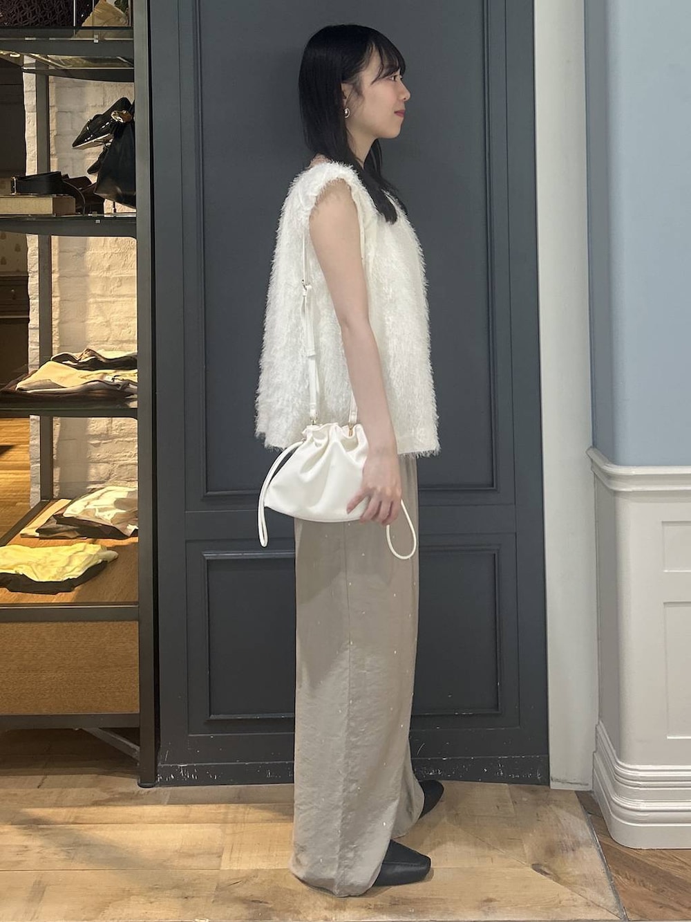 ホワイト系のショルダーバッグ、ホワイト系のシャツ/ブラウス、ベージュ系のその他パンツを着用したレディースの夏コーディネートの2枚目の写真
