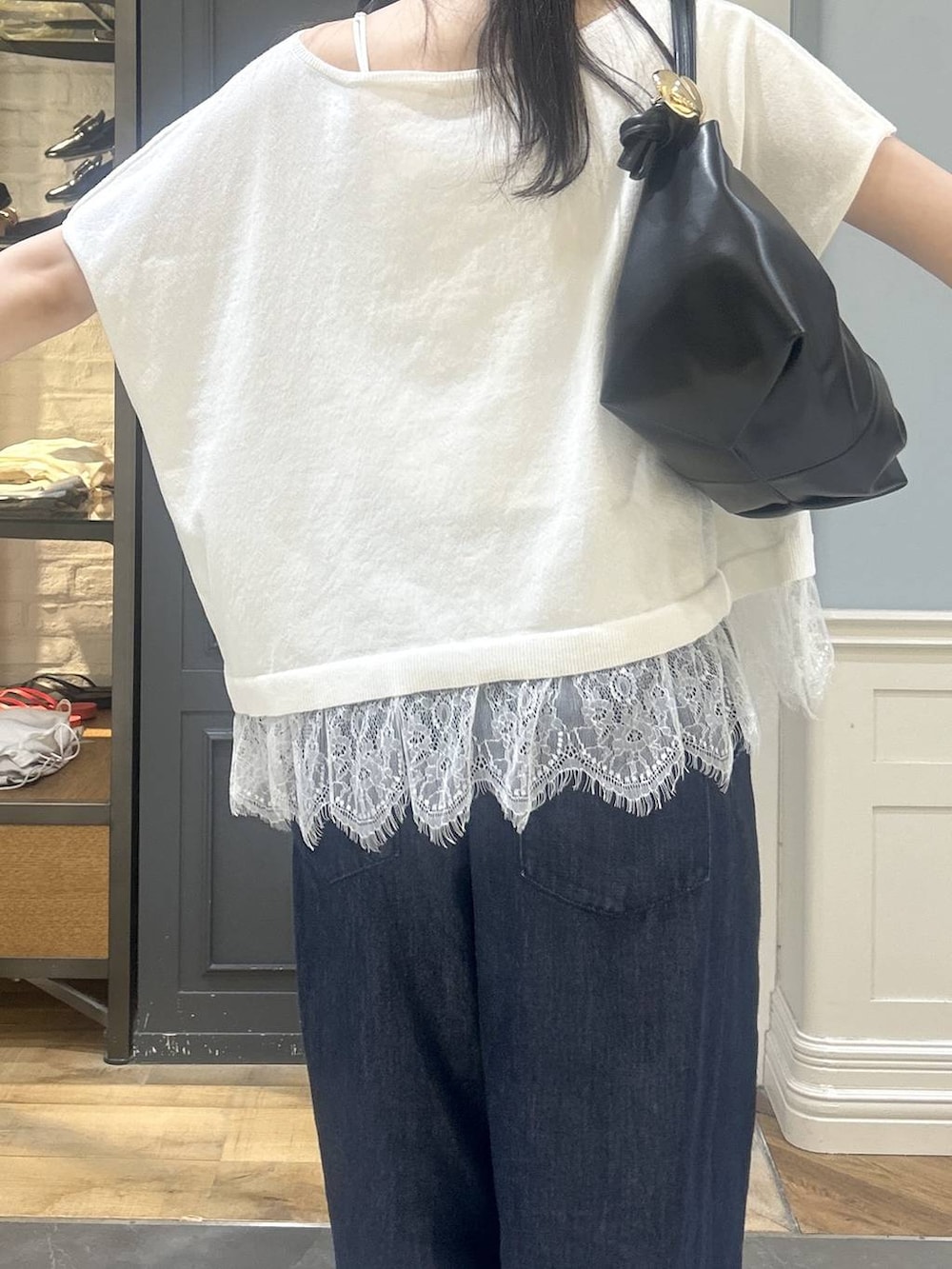 ブルー系のデニムパンツ、ホワイト系のパンプスを着用したレディースの夏コーディネートの5枚目の写真