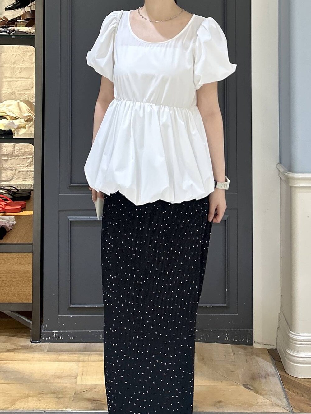 その他のスカート、ブラック系のパンプス、ホワイト系のシャツ/ブラウスを着用したレディースの夏コーディネートの4枚目の写真