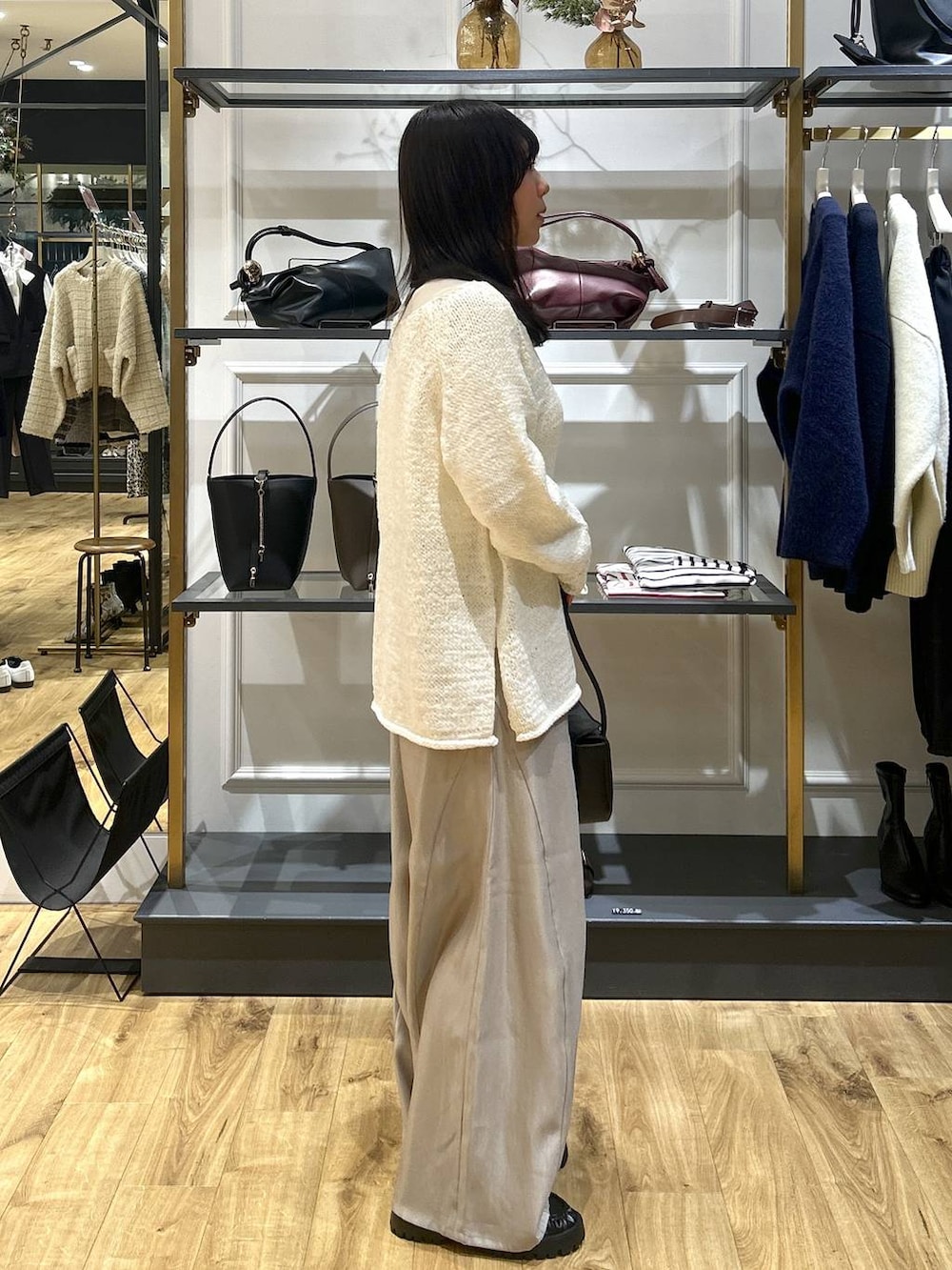 ベージュ系のその他パンツ、ブラック系のローファー、ホワイト系のニット/セーターを着用したレディースの冬コーディネートの2枚目の写真