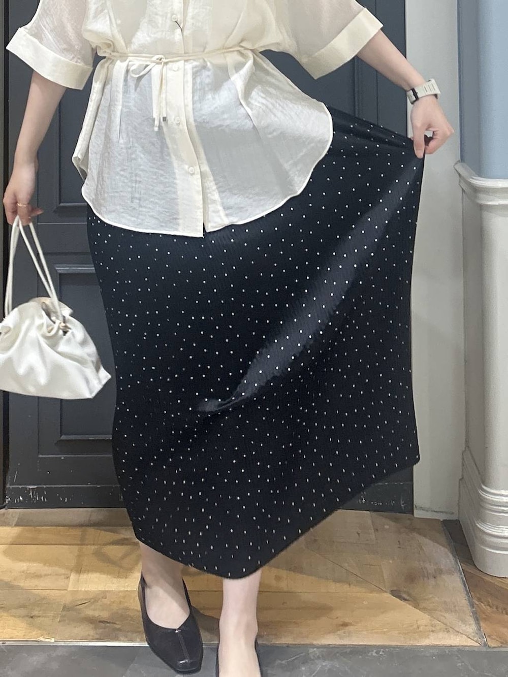 ホワイト系のショルダーバッグ、その他のスカート、ホワイト系のシャツ/ブラウスを着用したレディースの夏コーディネートの4枚目の写真