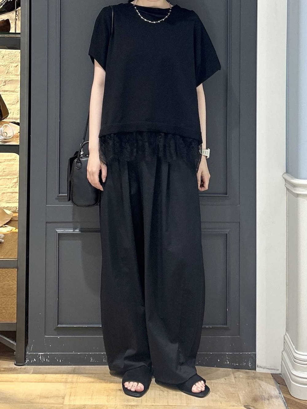 ブラック系のTシャツ/カットソー、ブラック系のニット/セーター、ブラック系のその他パンツを着用したレディースの夏コーディネートの5枚目の写真