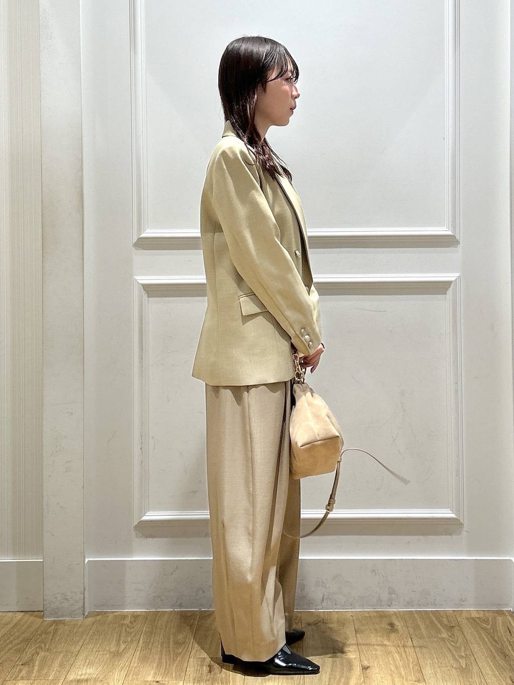 ベージュ系のスラックス、ベージュ系のテーラードジャケットを着用したレディースの春コーディネートの2枚目の写真