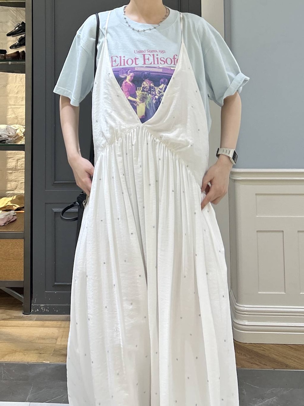 ホワイト系のワンピース、ブルー系のTシャツ/カットソーを着用したレディースの夏コーディネートの4枚目の写真