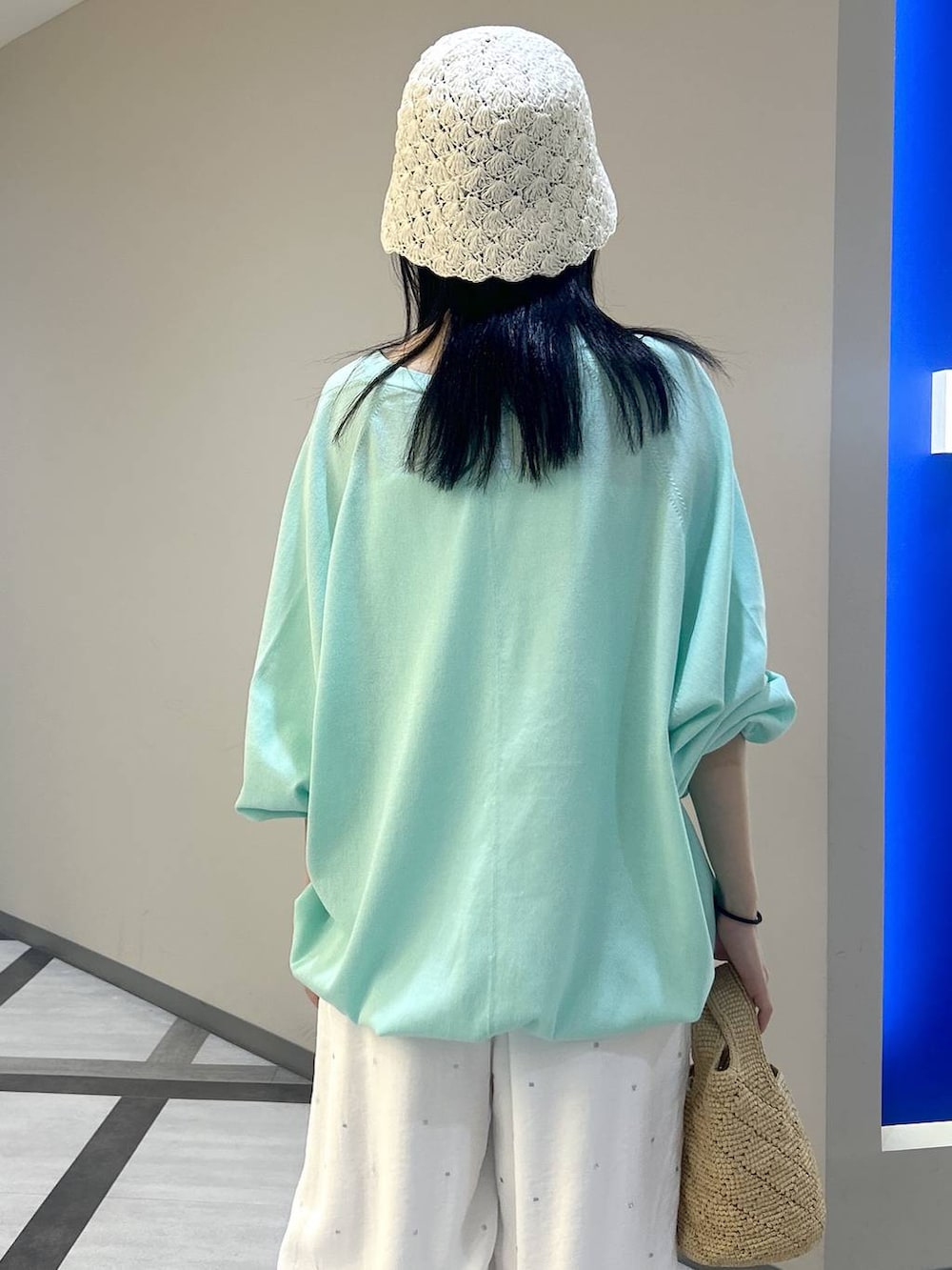 グリーン系のカーディガン/ボレロ、ホワイト系のパンプス、ホワイト系のその他パンツを着用したレディースの春コーディネートの4枚目の写真