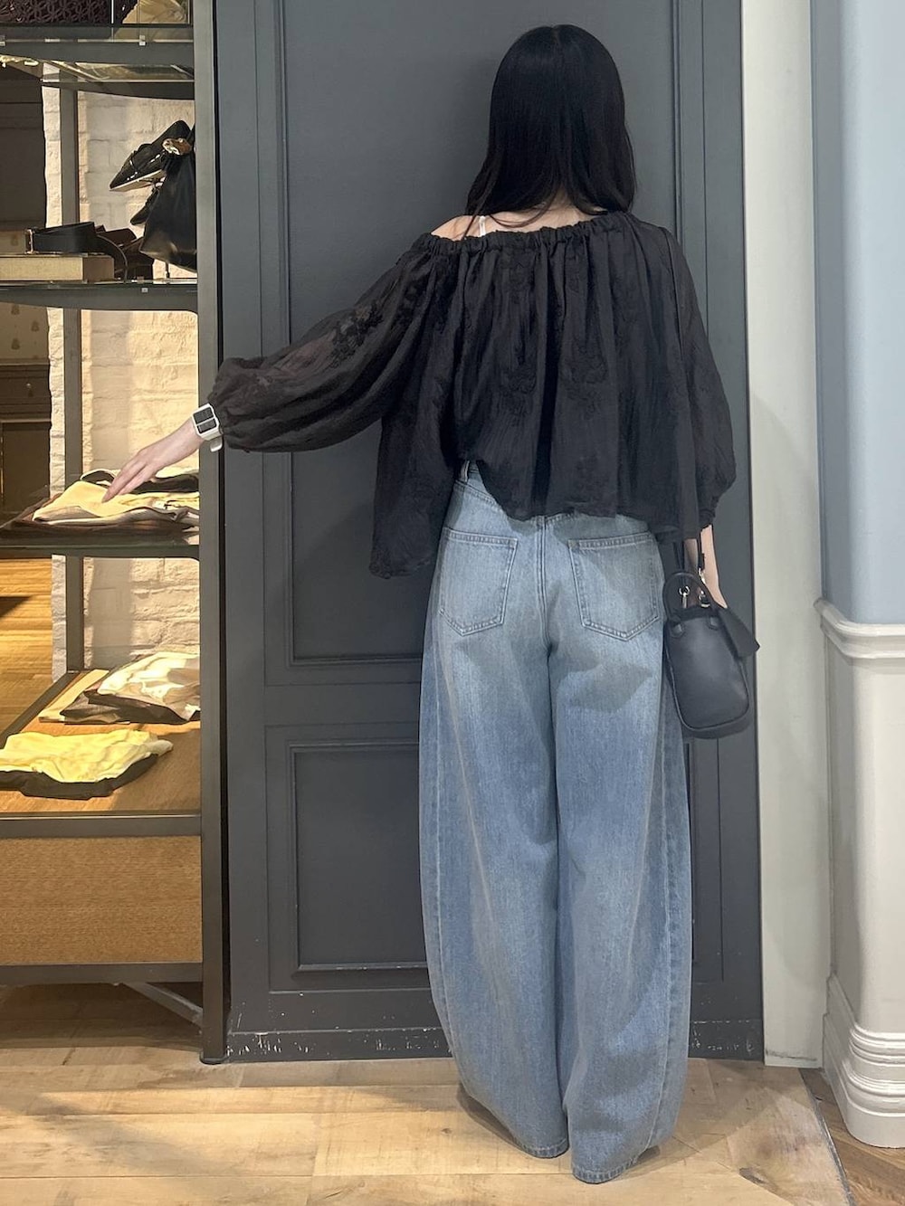 ブラック系のシャツ/ブラウス、ブルー系のデニムパンツ、ブラック系のショルダーバッグを着用したレディースの夏コーディネートの4枚目の写真