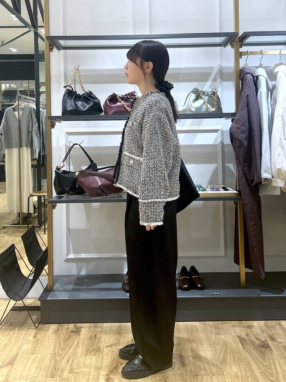 ブラック系のスラックス、ブラック系のローファー、ブラック系のノーカラージャケットを着用したレディースの冬コーディネートの2枚目の写真