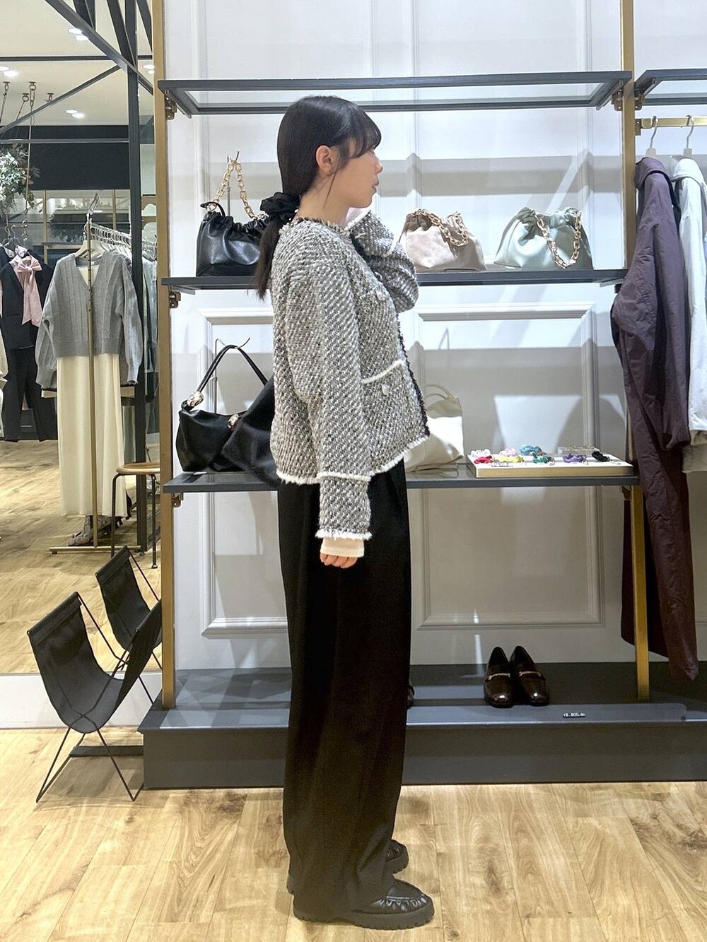 ブラック系のスラックス、ブラック系のローファー、ブラック系のノーカラージャケットを着用したレディースの冬コーディネートの4枚目の写真