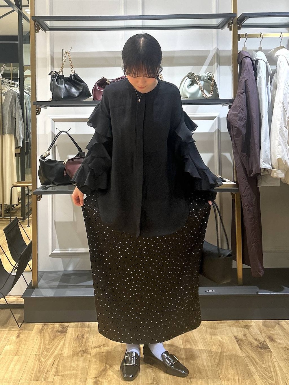 その他のスカート、ブラック系のシャツ/ブラウスを着用したレディースの冬コーディネートの2枚目の写真