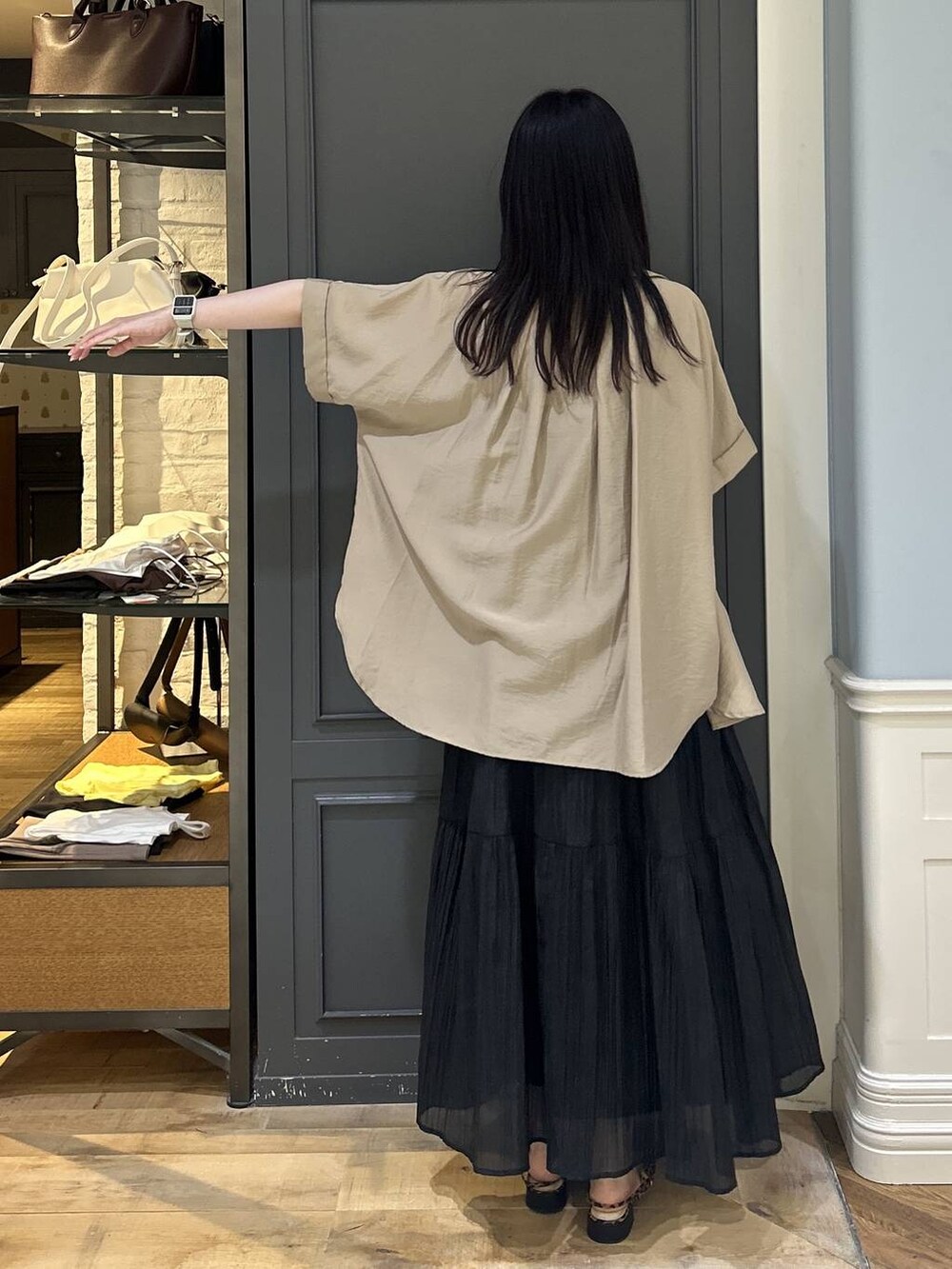 ブラック系のショルダーバッグ、イエロー系のシャツ/ブラウス、ブラウン系のパンプスを着用したレディースの夏コーディネートの3枚目の写真