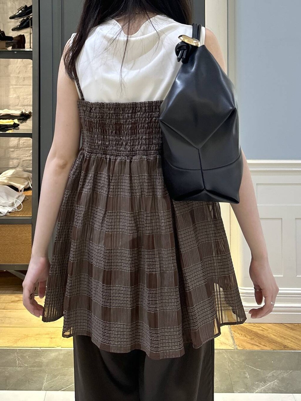 ブルー系のTシャツ/カットソー、イエロー系のキャミソール、ブラウン系のその他パンツを着用したレディースの夏コーディネートの5枚目の写真