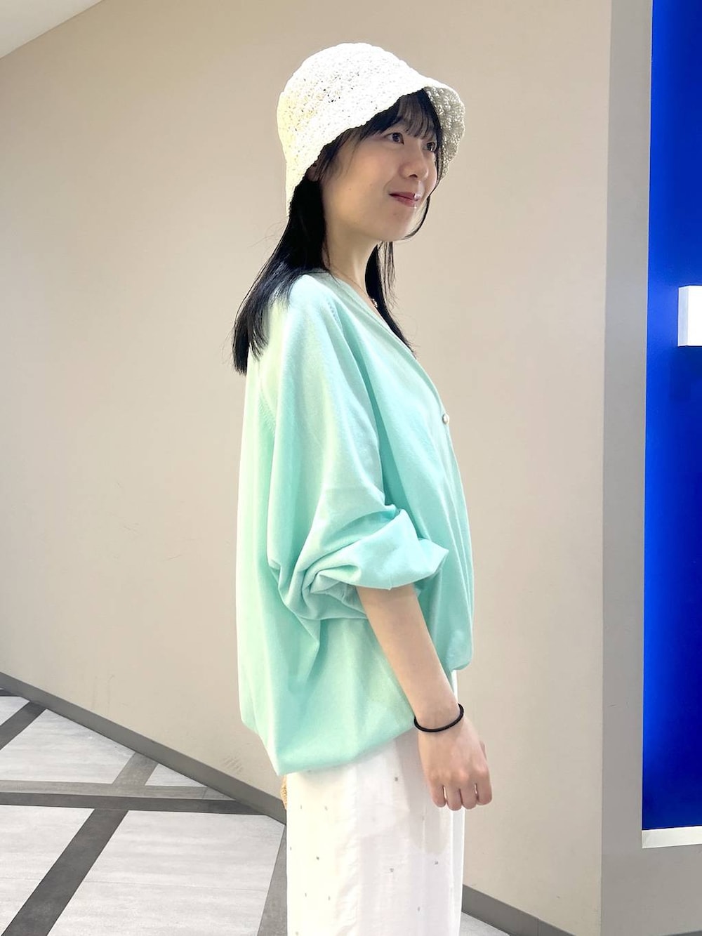 グリーン系のカーディガン/ボレロ、ホワイト系のパンプス、ホワイト系のその他パンツを着用したレディースの春コーディネートの3枚目の写真
