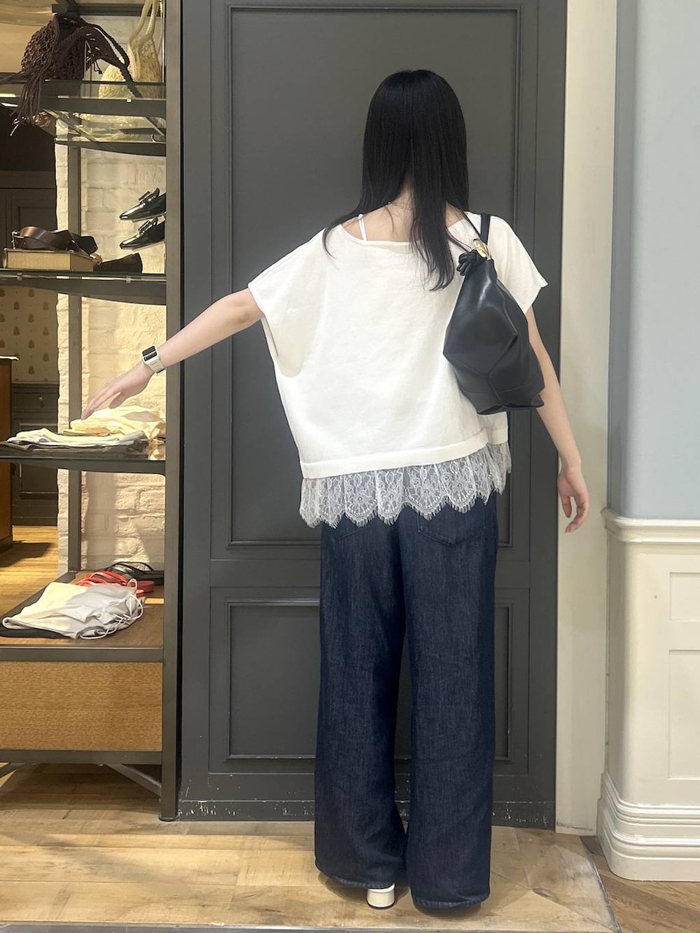 ブルー系のデニムパンツ、ホワイト系のパンプスを着用したレディースの夏コーディネートの3枚目の写真
