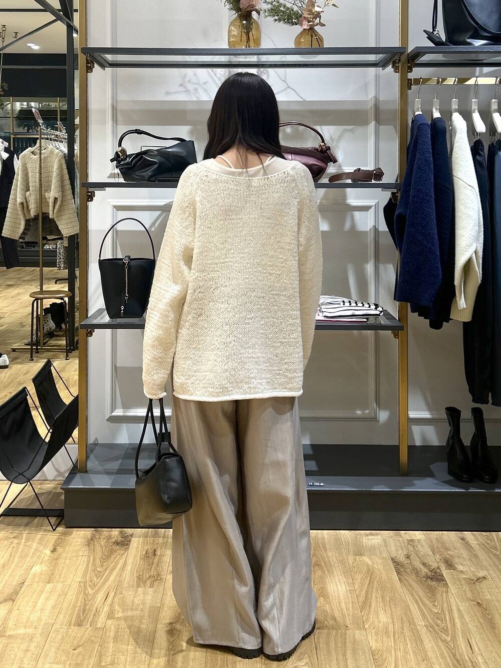 ベージュ系のその他パンツ、ブラック系のローファー、ホワイト系のニット/セーターを着用したレディースの冬コーディネートの3枚目の写真