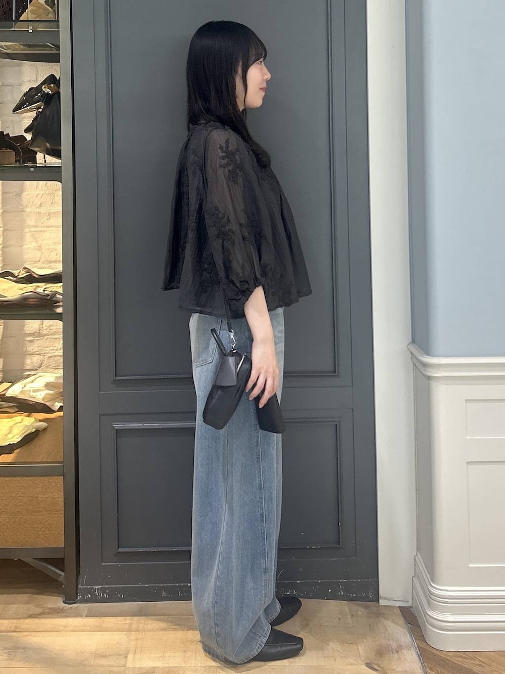 ブラック系のシャツ/ブラウス、ブルー系のデニムパンツ、ブラック系のショルダーバッグを着用したレディースの夏コーディネートの3枚目の写真
