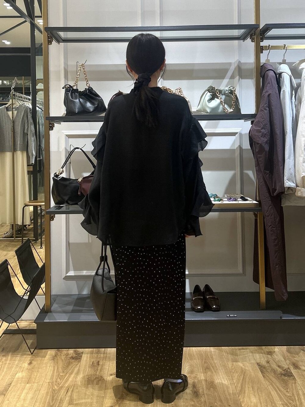 その他のスカート、ブラック系のシャツ/ブラウスを着用したレディースの冬コーディネートの4枚目の写真