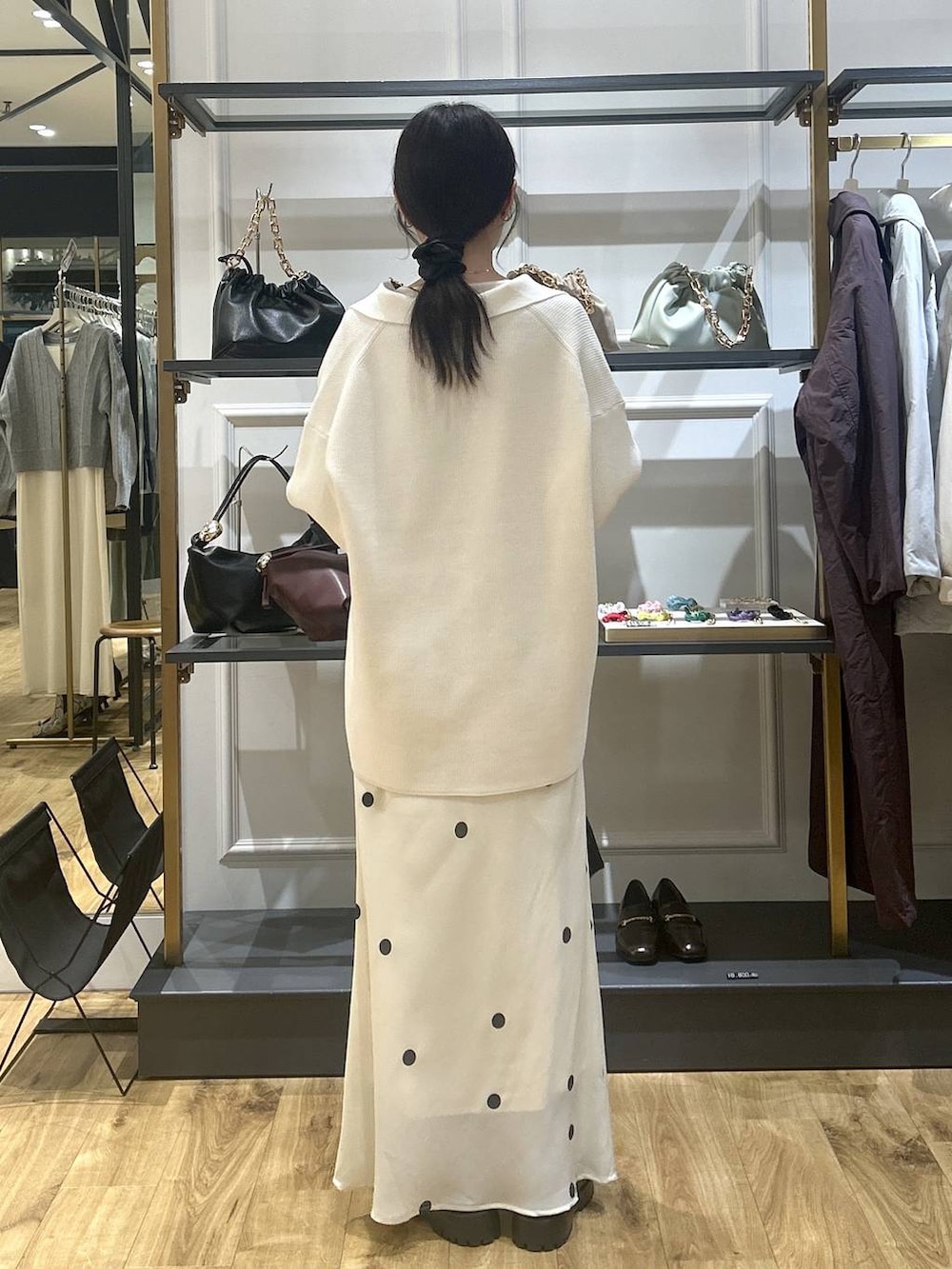 ホワイト系のニット/セーター、ブラック系のローファー、ホワイト系のTシャツ/カットソーを着用したレディースの冬コーディネートの3枚目の写真