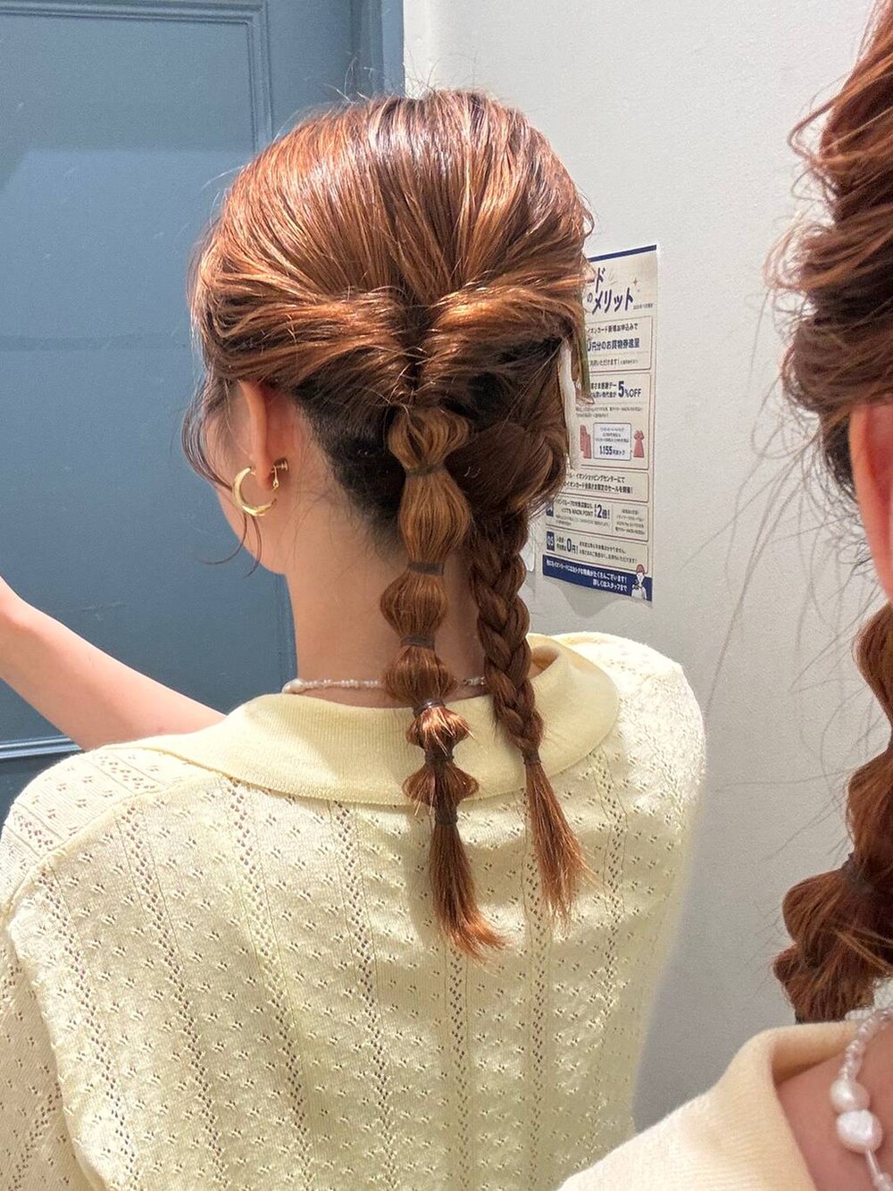 イエロー系のカーディガン/ボレロを着用したレディースの夏コーディネートの2枚目の写真