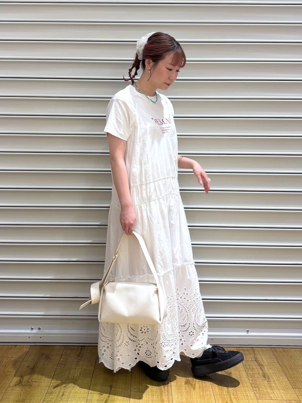 ホワイト系のTシャツ/カットソー、ホワイト系のショルダーバッグ、ホワイト系のワンピースを着用したレディースの夏コーディネートの2枚目の写真