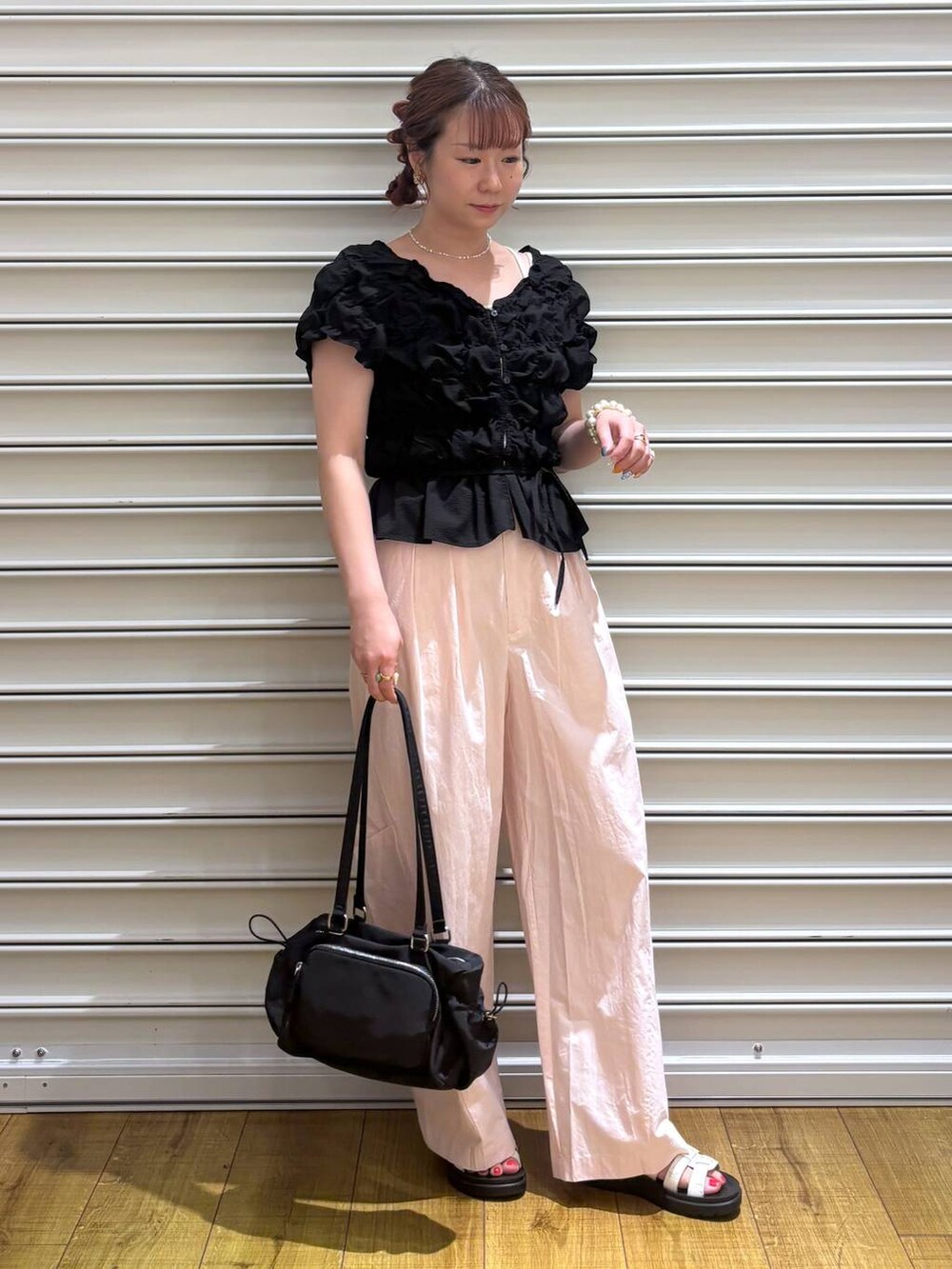 ブラック系のシャツ/ブラウス、ピンク系のその他パンツ、ホワイト系のサンダルを着用したレディースの夏コーディネートの2枚目の写真