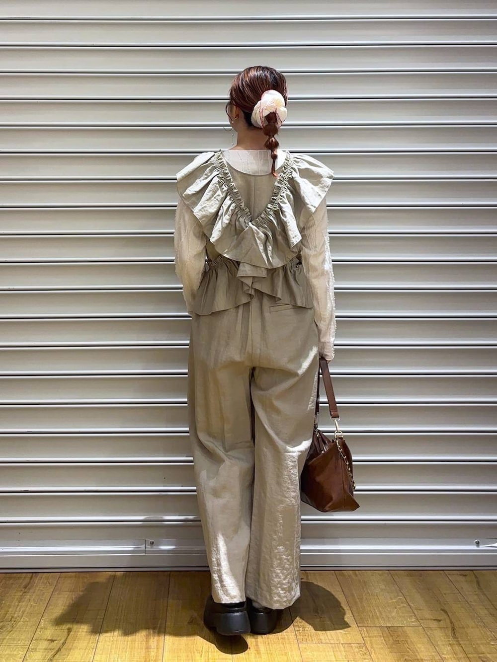 ベージュ系のTシャツ/カットソー、ブラウン系のショルダーバッグ、ブラック系のサンダルを着用したレディースの春コーディネートの3枚目の写真