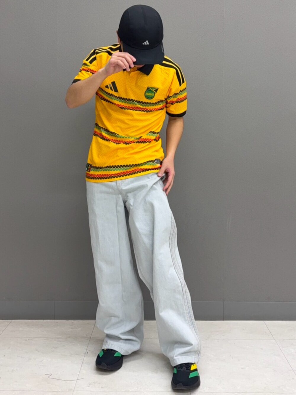 イエロー系のトップス、ブルー系のその他パンツ、ブラック系のシューズを着用したメンズの春コーディネートの2枚目の写真