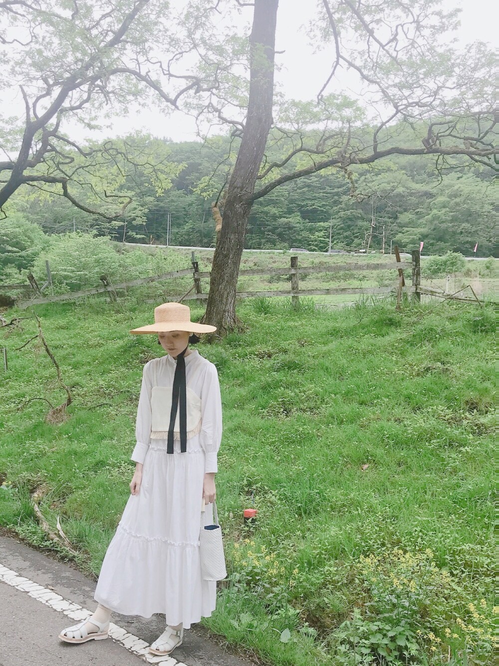 ホワイト系のワンピースを着用したレディースの夏コーディネートの2枚目の写真