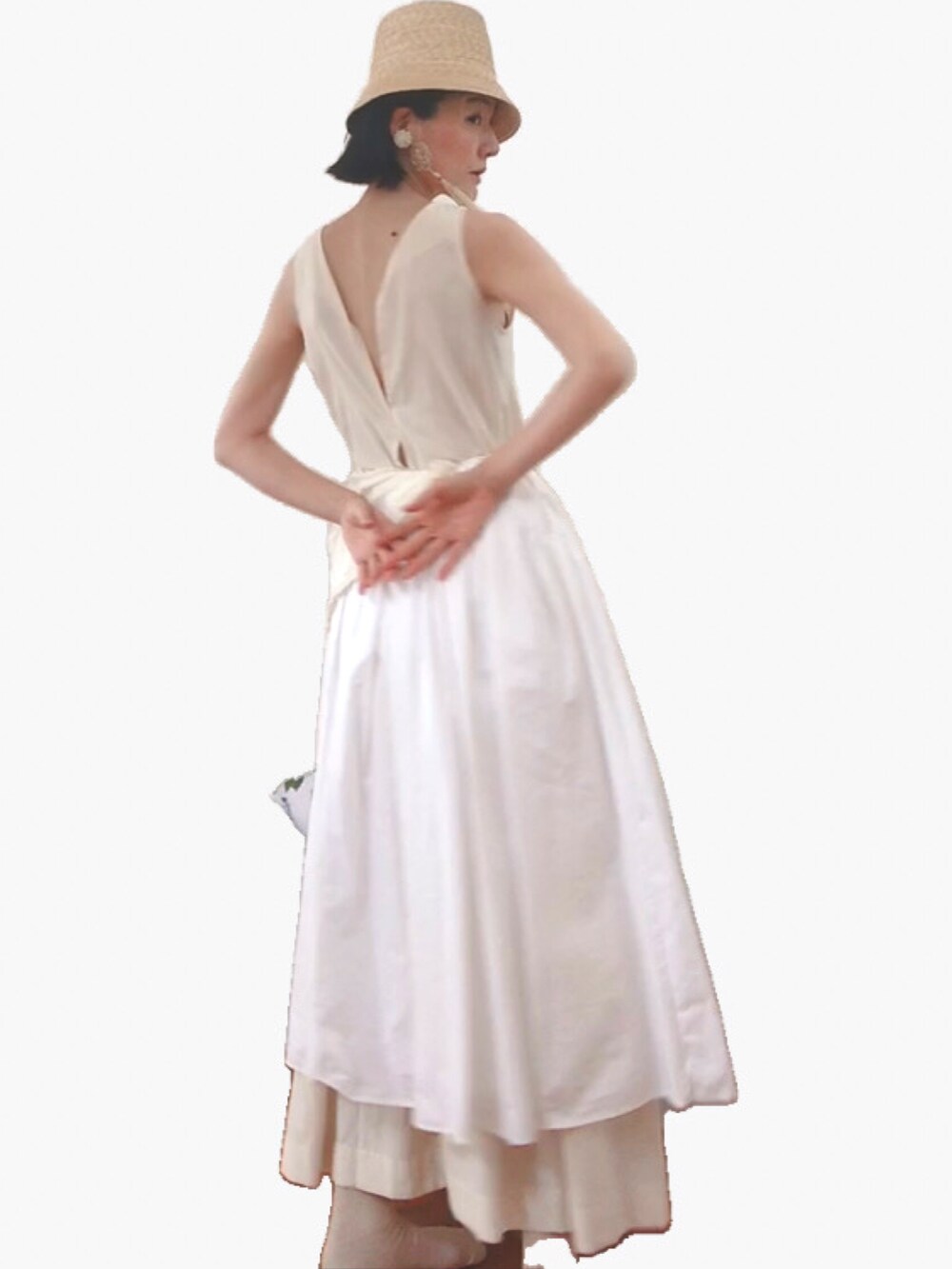 ホワイト系のワンピース、ホワイト系のワンピース/ドレス、ベージュ系のハットを着用したレディースの夏コーディネートの5枚目の写真