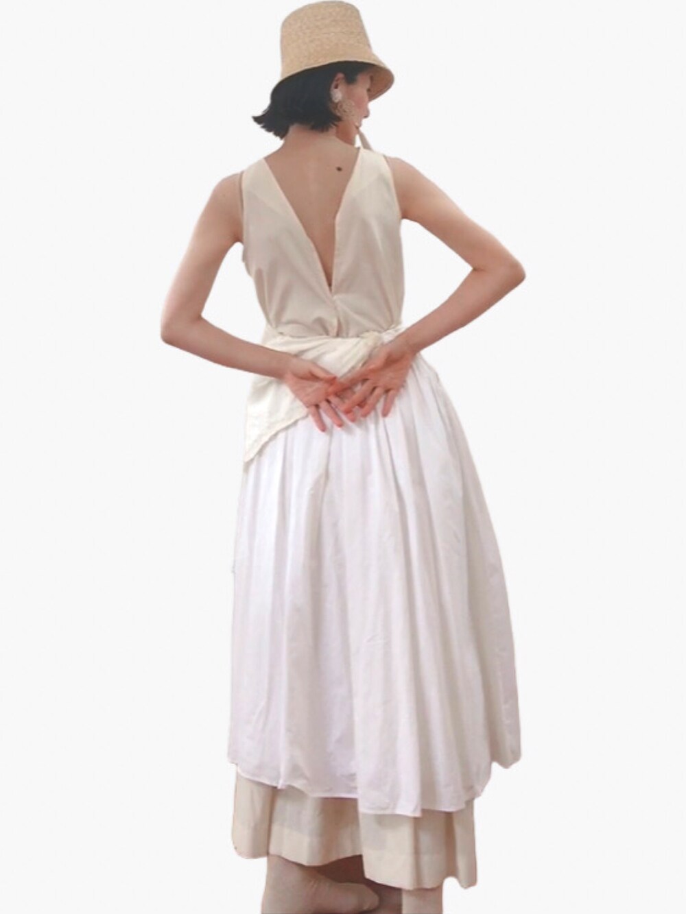 ホワイト系のワンピース、ホワイト系のワンピース/ドレス、ベージュ系のハットを着用したレディースの夏コーディネートの2枚目の写真