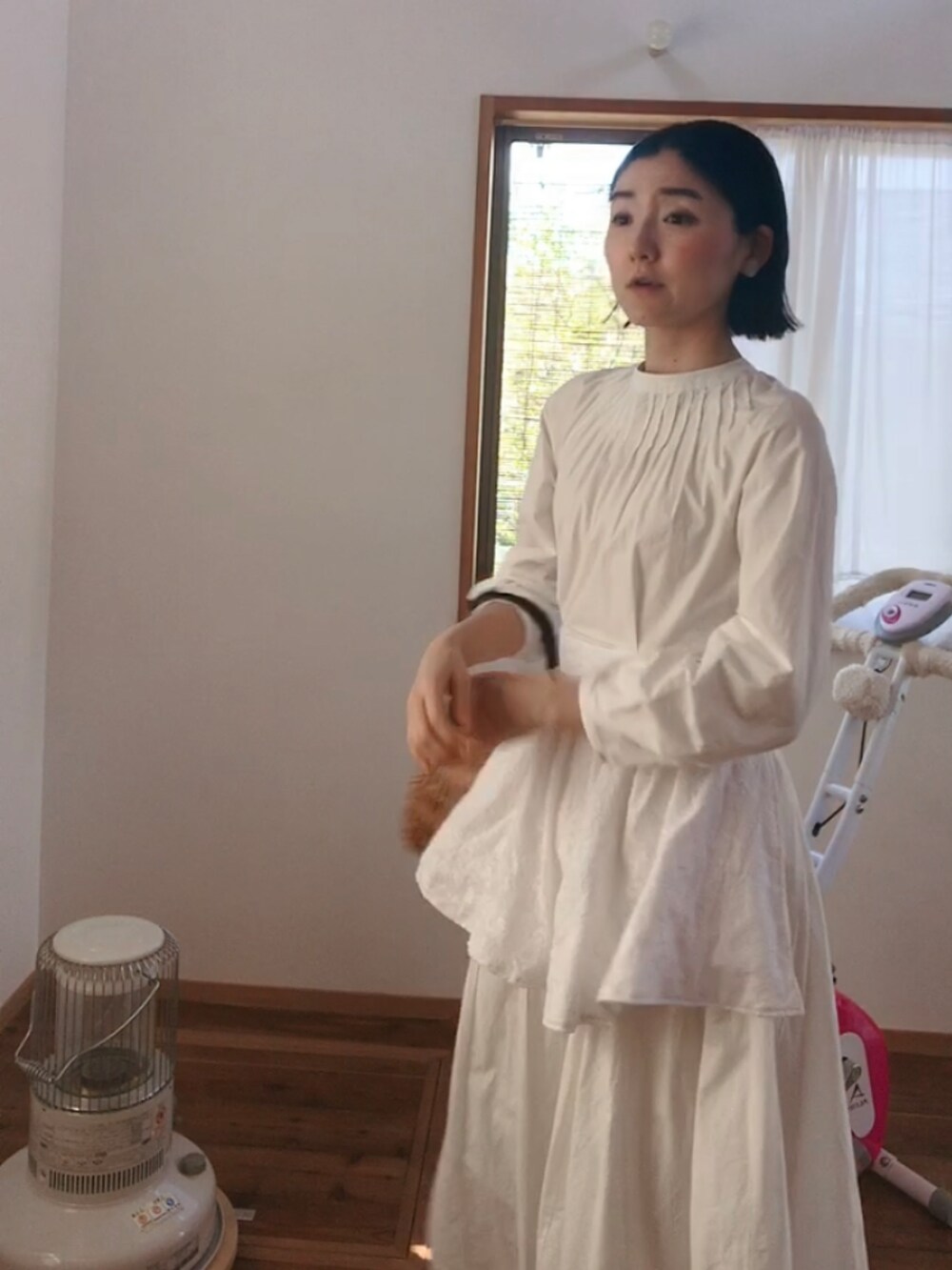 ベージュ系のかごバッグ、ホワイト系のスカート、ホワイト系のワンピースを着用したレディースの春コーディネートの5枚目の写真