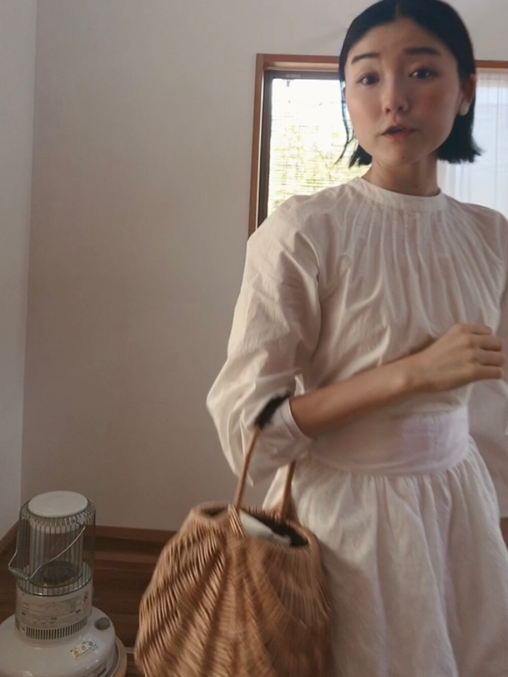 ベージュ系のかごバッグ、ホワイト系のスカート、ホワイト系のワンピースを着用したレディースの春コーディネートの4枚目の写真